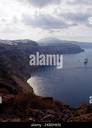 Vue de Skaros Rock vers les villes de Firostefani et Fira et la Caldera. Île grecque des Cyclades de Santorin dans la mer Égée. Banque D'Images