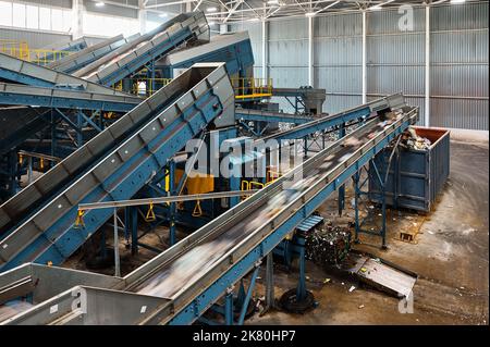 Grande usine de convoyeurs pour le tri et le traitement des déchets ménagers. Banque D'Images