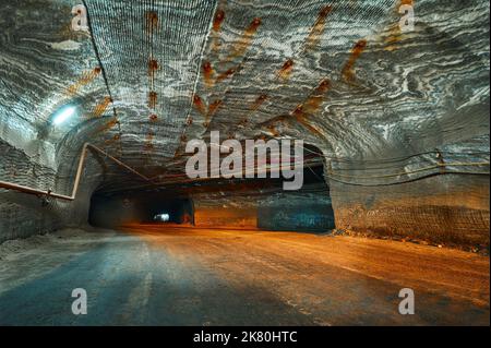 Tunnel vide avec pipeline à la sylvinite et à la fosse de sel d'abraum Banque D'Images