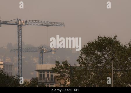 Seattle, États-Unis. 19th octobre 2022. Un autre avertissement d'air malsain frappe Seattle alors que les touristes et les habitants tentent de faire face aux incendies climatiques qui s'enrassent chaque année et qui affectent la qualité de l'air du Nord-Ouest du Pacifique. À un moment plus tôt dans la journée Seattle avait la pire qualité de l'air dans le monde. Seattle continue de lutter chaque année avec des cieux fumés et une qualité de l'air en baisse, alors que les feux de changement climatique font rage dans l'ouest des États-Unis. Crédit : james anderson/Alay Live News Banque D'Images