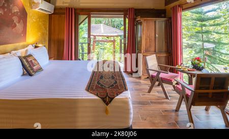Koh Kood Thaïlande octobre 2022, luxueuse chambre asiatique dans un bungalow de vacances dans un jardin tropical en Thaïlande. Banque D'Images