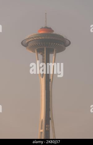 Seattle, États-Unis. 19th octobre 2022. Un autre avertissement d'air malsain frappe Seattle alors que les touristes et les habitants tentent de faire face aux incendies climatiques qui s'enrassent chaque année et qui affectent la qualité de l'air du Nord-Ouest du Pacifique. À un moment plus tôt dans la journée Seattle avait la pire qualité de l'air dans le monde. Seattle continue de lutter chaque année avec des cieux fumés et une qualité de l'air en baisse, alors que les feux de changement climatique font rage dans l'ouest des États-Unis. Crédit : james anderson/Alay Live News Banque D'Images