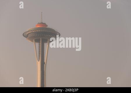 Seattle, États-Unis. 19th octobre 2022. Un autre avertissement d'air malsain frappe Seattle alors que les touristes et les habitants tentent de faire face aux incendies climatiques qui s'enrassent chaque année et qui affectent la qualité de l'air du Nord-Ouest du Pacifique. À un moment plus tôt dans la journée Seattle avait la pire qualité de l'air dans le monde. Seattle continue de lutter chaque année avec des cieux fumés et une qualité de l'air en baisse, alors que les feux de changement climatique font rage dans l'ouest des États-Unis. Crédit : james anderson/Alay Live News Banque D'Images