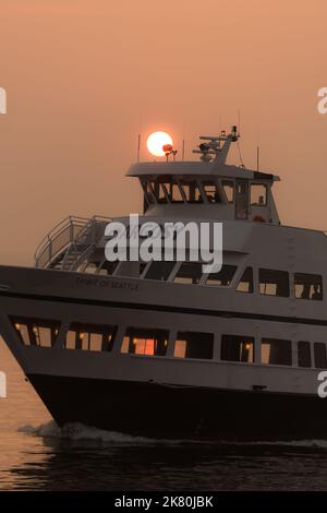 Seattle, États-Unis. 19th octobre 2022. Un autre avertissement d'air malsain frappe Seattle alors que les touristes et les habitants tentent de faire face aux incendies climatiques qui s'enrassent chaque année et qui affectent la qualité de l'air du Nord-Ouest du Pacifique. À un moment plus tôt dans la journée Seattle avait la pire qualité de l'air dans le monde. Seattle continue de lutter chaque année avec des cieux fumés et une qualité de l'air en baisse, alors que les feux de changement climatique font rage dans l'ouest des États-Unis. Crédit : james anderson/Alay Live News Banque D'Images