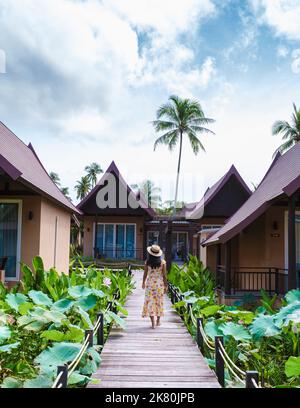 Koh Kood Thaïlande octobre 2022, luxueux bungalow de vacances dans un jardin tropical en Thaïlande. Banque D'Images