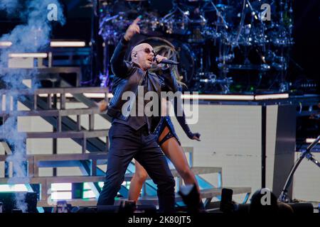 Hollywood, Floride, États-Unis. 19th octobre 2022. Pitbull se présentant sur la scène de CanÕt Stop US Now Summer Tour 2022 à Hard Rock Live, Flo. Pitbull invite à des perturbations à l'échelle mondiale en tant que superstar internationale indépendante primée aux Grammy Awards, défenseur de l'éducation, entrepreneur d'affaires et orateur de motivation. Credit: Yaroslav Sabitov/YES Market Media/Alay Live News Banque D'Images