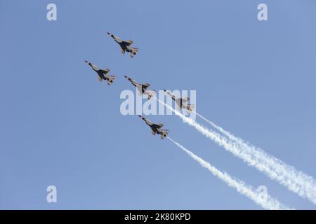 Edwards Air Force base, Californie / États-Unis - 15 octobre 2022: Cinq (sur six) avions de chasse F-16 de la United States Air Force USAF Thunderbirds se produit. Banque D'Images