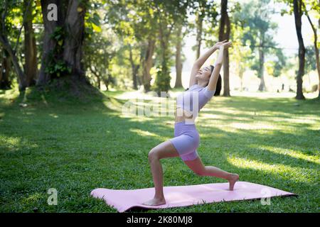 Portrait du bonheur jeune femme pratiquant le yoga en plein air.Yoga et relax concept. Belle fille pratique asana Banque D'Images