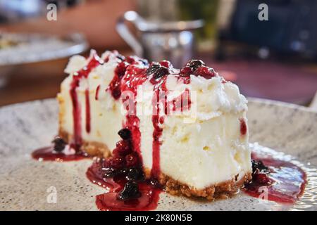 Cheesecake aux raisins de Corinthe et aux bleuets dans un café de style méditerranéen Banque D'Images