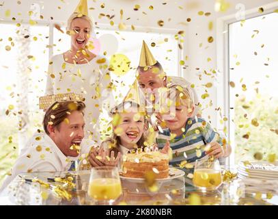 Enfants joyeux anniversaire fête, confetti surprise et maison de famille avec gâteau, célébration et bonheur dans la maison australienne ensemble. Les enfants sont excités, souriez Banque D'Images