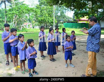 Un professeur de l'école secondaire Vivekananda montre aux élèves la bonne façon de se laver les mains avant de prendre leurs repas lors de la Journée mondiale du lavage des mains à Agartala. La Journée mondiale du lavage des mains, le 15th octobre, est une campagne internationale de promotion du lavage des mains visant à motiver et à mobiliser les gens du monde entier pour améliorer les habitudes de lavage des mains. Tripura, Inde. Banque D'Images