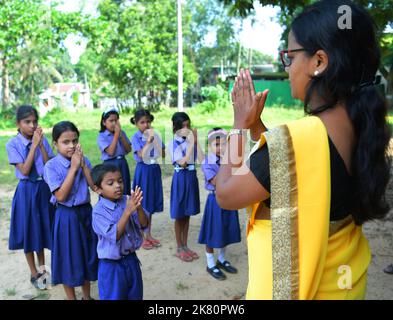 Un professeur de l'école secondaire Vivekananda montre aux élèves la bonne façon de se laver les mains avant de prendre leurs repas lors de la Journée mondiale du lavage des mains à Agartala. La Journée mondiale du lavage des mains, le 15th octobre, est une campagne internationale de promotion du lavage des mains visant à motiver et à mobiliser les gens du monde entier pour améliorer les habitudes de lavage des mains. Tripura, Inde. Banque D'Images