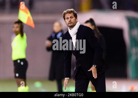 Schaffhausen, Suisse. 19th octobre 2022. SCHAFFHAUSEN, SUISSE - OCTOBRE 19 : Joe Montemurro, entraîneur-chef de la Juventus, gestes lors du match C de la Ligue des champions des femmes de l'UEFA entre le FC Zürich et la Juventus à la Wefox Arena sur 19 octobre 2022 à Schaffhausen, en Suisse. (Marcio Machado/SPP) crédit: SPP Sport presse photo. /Alamy Live News Banque D'Images