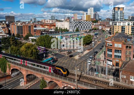 LEEDS, ROYAUME-UNI - 28 SEPTEMBRE 2022. Vue panoramique aérienne du centre-ville de Leeds avec gare routière et un train de Cross Country assurant le transport pour les voyageurs Banque D'Images