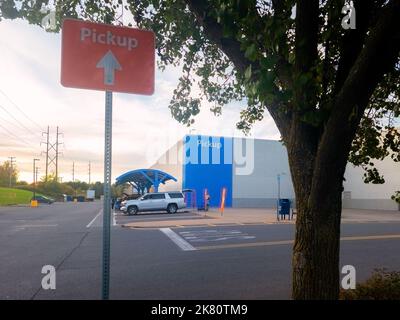 New Hartford, New York - 2 octobre 2022 : vue sur le paysage de la zone de ramassage de Walmart Supercenter avec des voitures garées en attente de virage. Banque D'Images