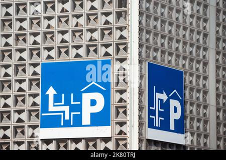 Parking couvert sur plusieurs niveaux pour les voitures dans le centre d'affaires animé de la ville Banque D'Images