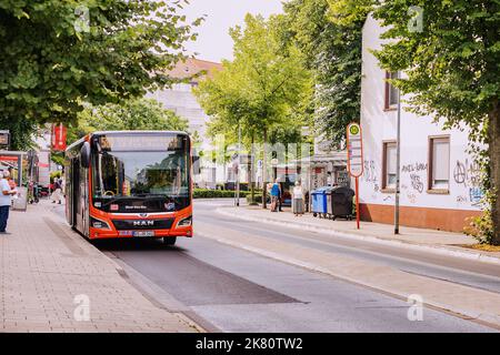 25 juillet 2022, Osnabruck, Allemagne: Bus de transport public à la gare dans le centre-ville. Infrastructure de trafic Banque D'Images