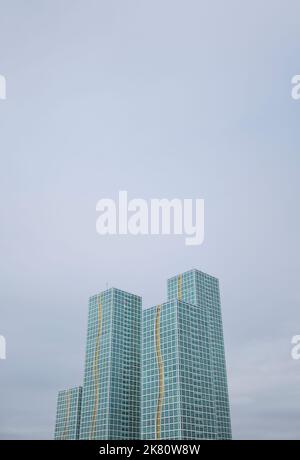 Une vue abstraite, graphique du carré, grand, bleu, verre, sqiggly, Tours d'appartements modernes sur la rive nord de la rivière Ishim. À Astana, Nur sult Banque D'Images