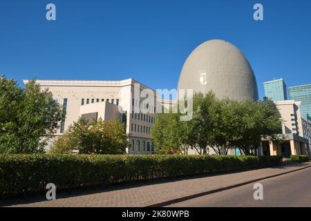 Une vue sur le bâtiment moderne, saisissant, ovale, en forme d'oeuf pour les Archives nationales du gouvernement du Kazakhstan. À Astana, Nur Sultan, Kazakhstan. Banque D'Images