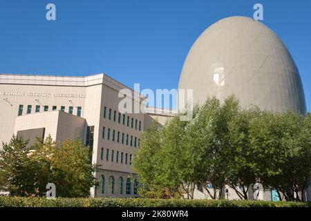 Une vue sur le bâtiment moderne, saisissant, ovale, en forme d'oeuf pour les Archives nationales du gouvernement du Kazakhstan. À Astana, Nur Sultan, Kazakhstan. Banque D'Images