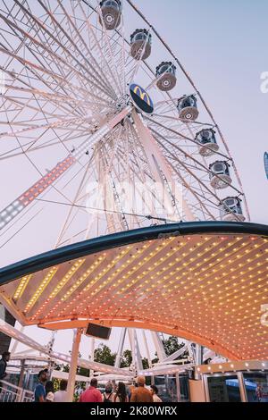 24 juillet 2022, Osnabruck, Allemagne: Coucher de soleil vue de parc d'attractions et de divertissement avec roue de ferris près de la cathédrale dans le centre historique de la ville Banque D'Images