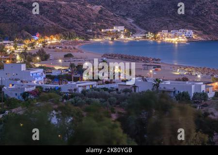 Vue panoramique sur l'incroyable plage illuminée de Mylopotas à iOS Grèce Banque D'Images