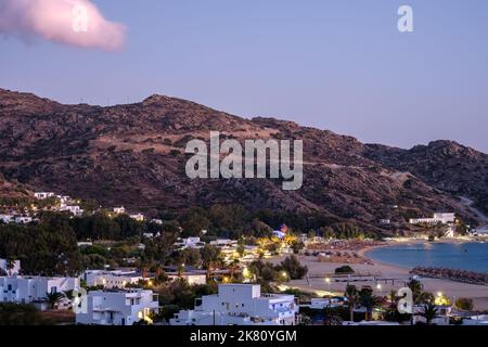 Vue panoramique sur l'incroyable plage illuminée de Mylopotas à iOS Grèce Banque D'Images