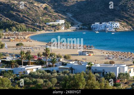 Vue panoramique à couper le souffle de la célèbre plage Mylopotas à iOS Grèce Banque D'Images