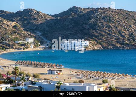 Vue panoramique à couper le souffle de la célèbre plage Mylopotas à iOS Grèce Banque D'Images