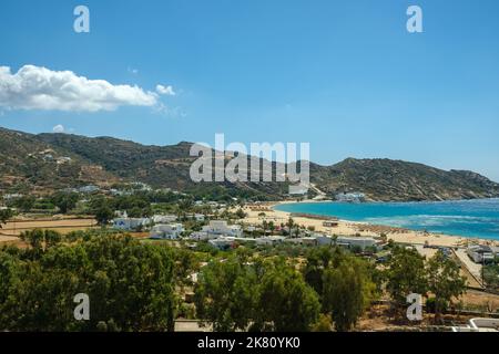 Vue panoramique à couper le souffle de la célèbre plage Mylopotas à iOS Grèce Banque D'Images