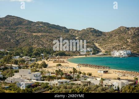 Vue panoramique à couper le souffle de la célèbre plage Mylopotas à iOS Grèce Banque D'Images