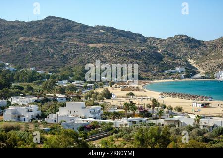 Vue panoramique à couper le souffle de la célèbre plage Mylopotas à iOS Grèce Banque D'Images