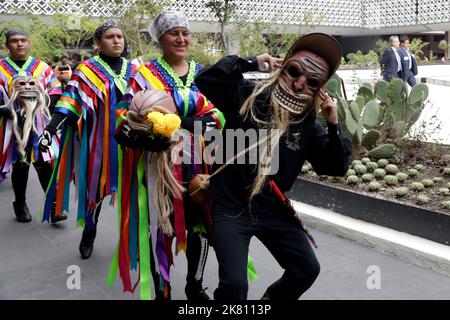 Non exclusif: 18 octobre 2022, Mexico, Mexique: Les intégrales du Huatusco Quetzal Tohua déguisés en hommage à la mort offrent une danse folklorique Banque D'Images