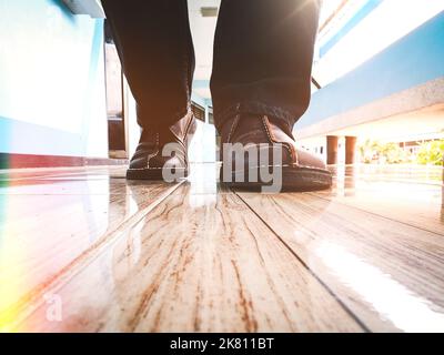 Gros plan de l'homme d'affaires avec vue de face dans des chaussures en cuir marron marchant vers le travail.concept de marche et étape d'affaires Banque D'Images