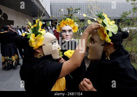 Non exclusif: 18 octobre 2022, Mexico, Mexique: Les intégrales du Huatusco Quetzal Tohua déguisés en hommage à la mort offrent une danse folklorique Banque D'Images