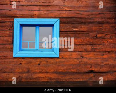 mur de ferme en bois et fenêtre encadrée de bleu, vue rapprochée sur la surface Banque D'Images