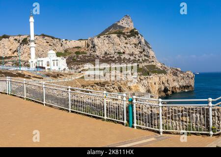 Rocher de Gibraltar et mosquée vue de Europa point à Gibraltar, un territoire britannique d'outre-mer. Banque D'Images