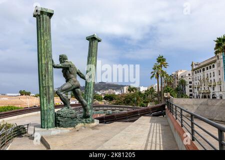 Ceuta, Espagne ville autonome d'Espagne en Afrique du Nord. Statue d'Hercules connue comme les piliers d'Hercules. Mythologie grecque. Espagne. Banque D'Images