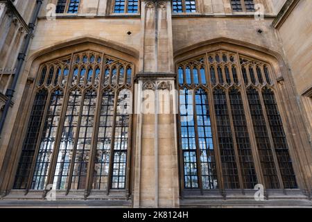 Façade avec fenêtres aérées de l'école de Divinity à Oxford, Angleterre. Bâtiments réfléchis dans le verre. Lieu de tournage de Harry Potter Banque D'Images