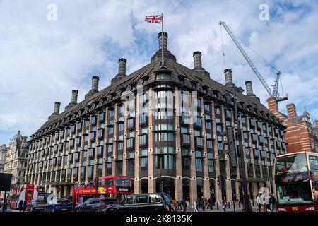 Westminster, Londres, Royaume-Uni. 19th octobre 2022. Portcullis House fait partie du Palais de Westminster. C'était un autre jour de chaos dans le monde politique aujourd'hui, alors que la Wendy Morton, le whip en chef, aurait démissionné puis non-démissionné à la Chambre des communes à la suite d'un vote controversé sur le fracking et les allégations d'intimidation. Crédit : Maureen McLean/Alay Live News Banque D'Images