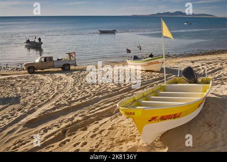 Bateaux de lancement de la plage à Bahia de San Felipe, à San Felipe, Basse-Californie, Mexique Banque D'Images