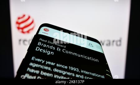 Smartphone avec page Web du prix international allemand Red Dot Design Award à l'écran devant le logo. Faites la mise au point dans le coin supérieur gauche de l'écran du téléphone. Banque D'Images