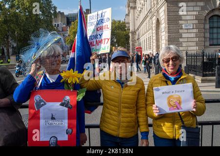 Westminster, Londres, Royaume-Uni. 19th octobre 2022. Steve Bray, les militants anti-conservateurs et anti-Brexit à l'extérieur de la Chambre des communes qui appellent à des élections générales immédiates. C'était un autre jour de chaos dans le monde politique aujourd'hui, alors que la Wendy Morton, le whip en chef, aurait démissionné puis non-démissionné à la Chambre des communes après un vote controversé sur la fracturation. Crédit : Maureen McLean/Alay Live News Banque D'Images