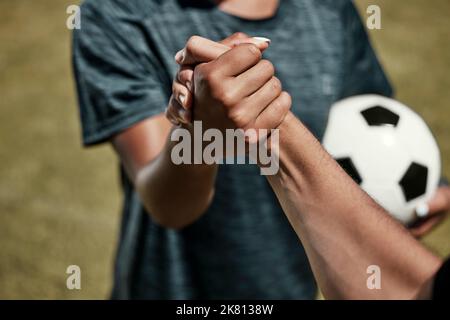 Le football, le football et l'équipe se mettent à la main sur le terrain avant le début du match, du match ou de la compétition. Le travail d'équipe, la collaboration et les joueurs de football se secouent Banque D'Images