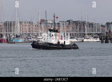 Le Serco Marine Services Felicity classe TUG SD GENEVIÈVE se déplaçant lentement au-delà de Gosport Marina Banque D'Images