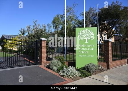 Panneau vert de l'école Montessori de Melbourne, avec logo représentant un arbre, à l'extérieur de la porte du campus de Brighton Banque D'Images