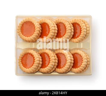 Vue de dessus des biscuits de confiture dans le plateau d'emballage blister isolé sur blanc Banque D'Images