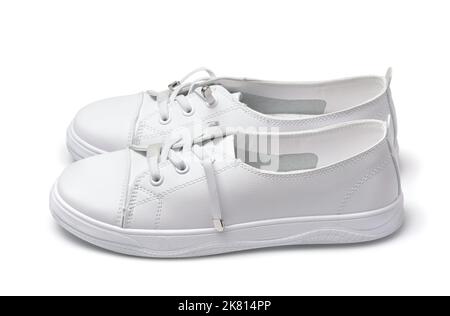 Paire de chaussures de sport en cuir blanc isolées sur blanc Banque D'Images