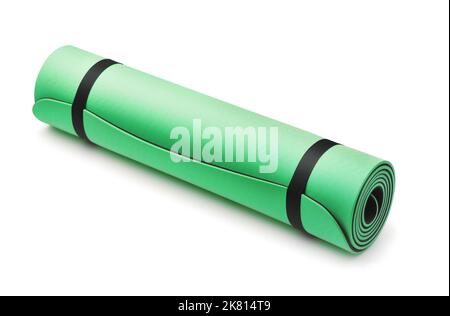 Tapis de yoga en mousse verte souple roulé isolé sur blanc Banque D'Images