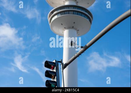 Caméra montée sur un feu de signalisation qui contrôle les voitures autopilotées sur un itinéraire d'essai à Hambourg, en Allemagne. Banque D'Images